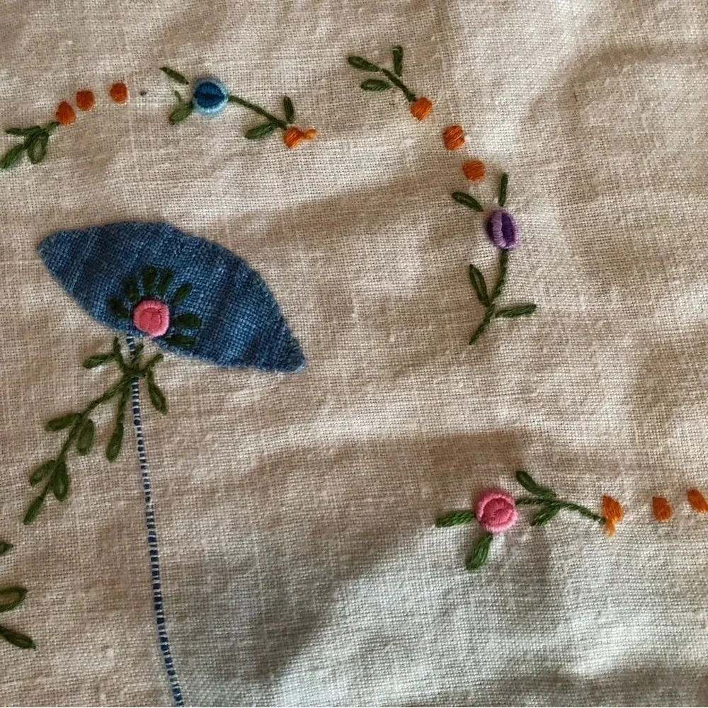 Vintage Square Tablecloth with Embroidery - Picture 3 of 3